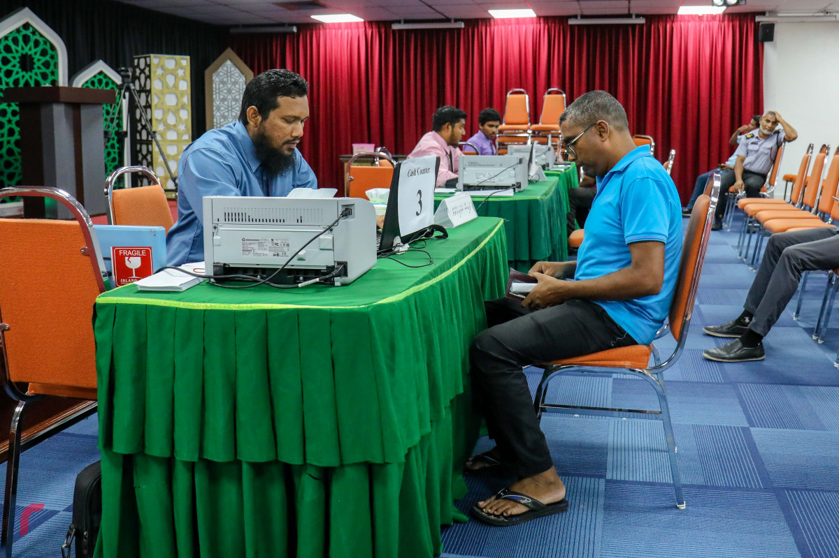 މެއި 22، 2018: މާލޭގައި ފިތުރު ޒަކާތް ބަލައިގަންނަނީ އިސްލާމީ މަރުކަޒުގެ ހޯލުންނެވެ.