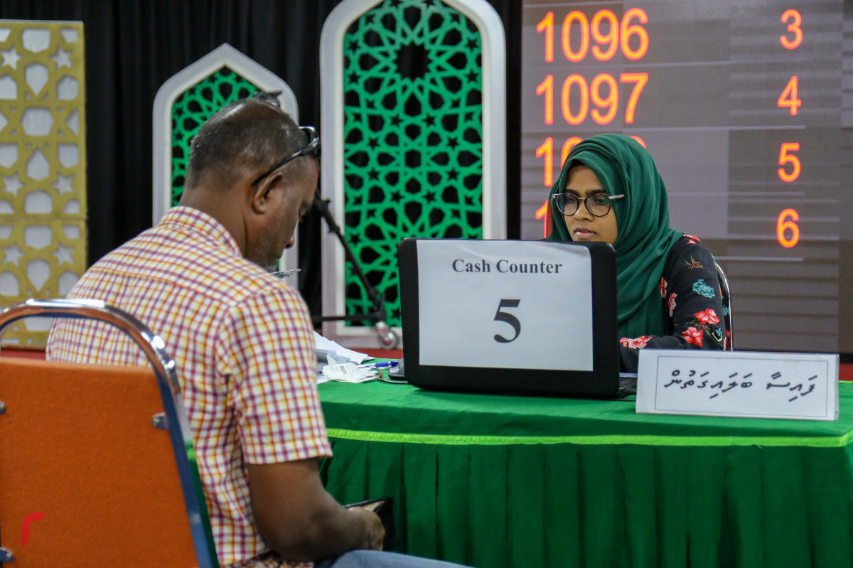 މެއި 22، 2018: މާލޭގައި ފިތުރު ޒަކާތް ބަލައިގަންނަނީ އިސްލާމީ މަރުކަޒުގެ ހޯލުންނެވެ.