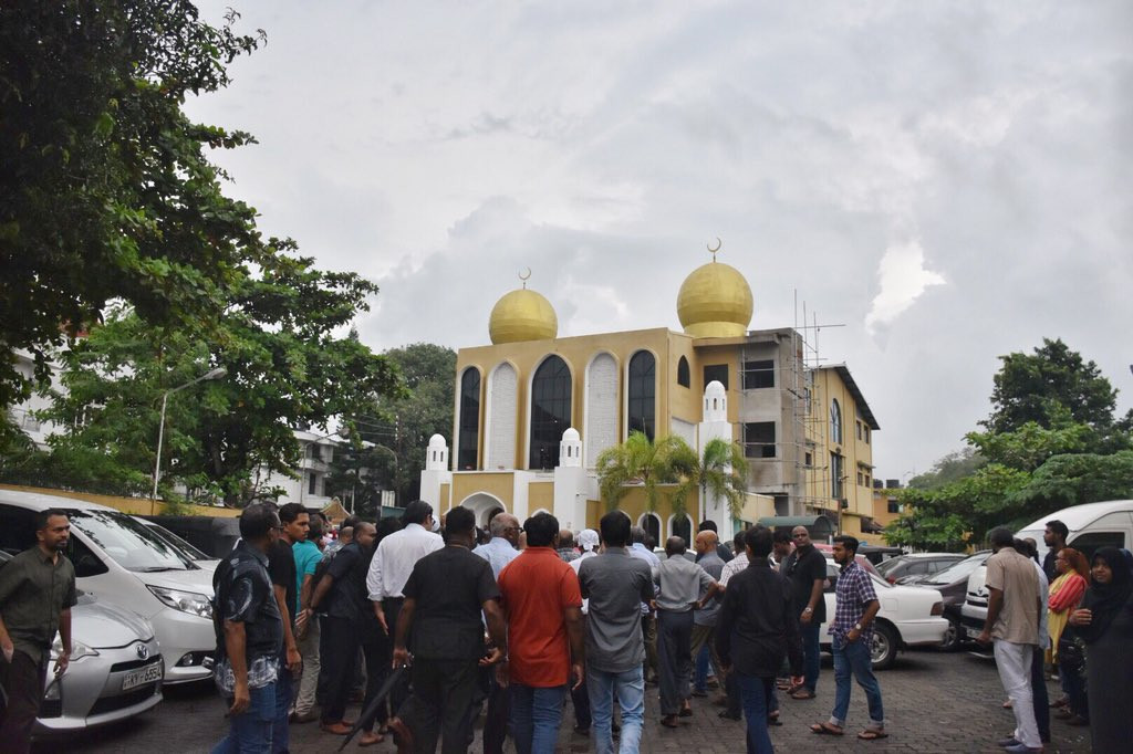 މެއި 23، 2018: ޑރ ޢަބްދުލްމަޖީދު ޢަބްދުލްބާރީގެ މައްޗަށް ކަށުނަމާދުކުރުމަށް ހަށިކޮޅު ކޮލަމްބޯގެ ޖާވައްތަ މިސްކިތަށް ގެންދަނީ. ޑރ ޢަބްދުލް މަޖީދުގެ ކަށުނަމާދުގައި ކޮލަމްބޯގައި ދިރިއުޅޭ ގިނަ އަދަދެއްގެ ދިވެހިން ވަނީ ބައިވެރިވެފައި -- ފޮޓޯ: މުއައްޒިން / ޓްވިޓާ