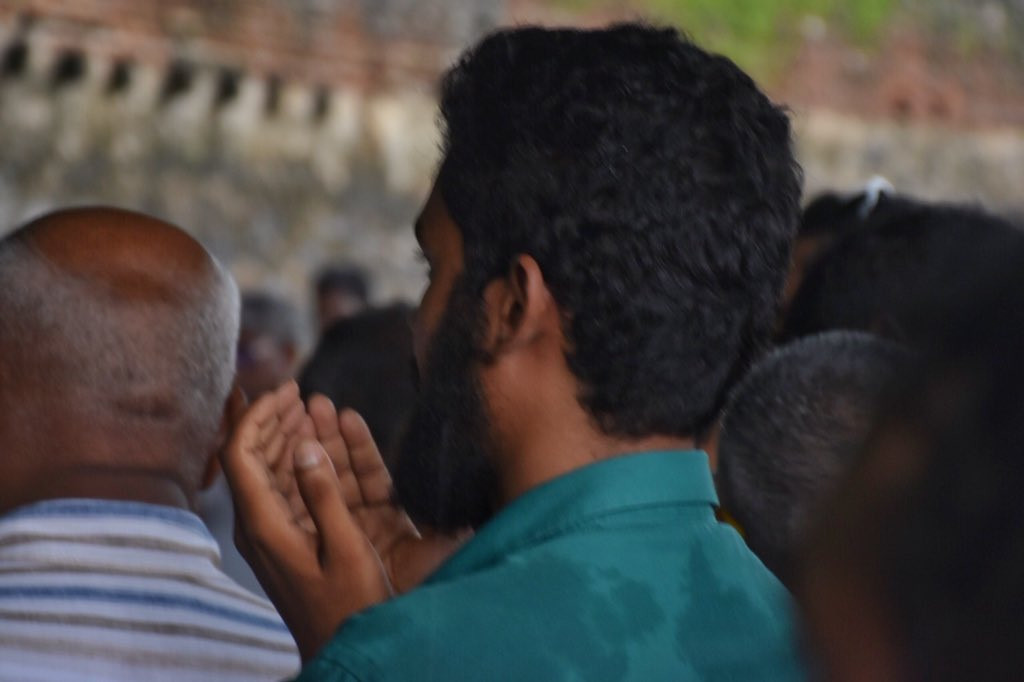 މެއި 23، 2018: ޑރ ޢަބްދުލްމަޖީދު ޢަބްދުލްބާރީގެ ޖަނާޒާގެ ތެރެއިން. ޑރ ޢަބްދުލް މަޖީދުގެ ކަށުނަމާދުގައި ކޮލަމްބޯގައި ދިރިއުޅޭ ގިނަ އަދަދެއްގެ ދިވެހިން ވަނީ ބައިވެރިވެފައި -- ފޮޓޯ: މުއައްޒިން / ޓްވިޓާ