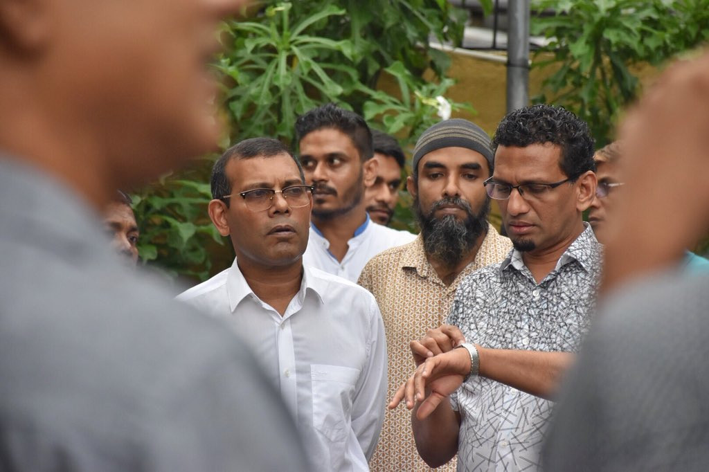މެއި 23، 2018: ޑރ ޢަބްދުލް މަޖީދު ޢަބްދުލް ބާރީގެ ޖަނާޒާއަށް ވަޑައިގެން ކުރީގެ ރައީސް މުހައްމަދު ނަޝީދު ކަށުނަމާދުގައި ބައިވެރިވެވަޑައިގަތުމަށް މަޑުކޮށްލައްވައިގެން. ޑރ ޢަބްދުލް މަޖީދުގެ ކަށުނަމާދުގައި ކޮލަމްބޯގައި ދިރިއުޅޭ ގިނަ އަދަދެއްގެ ދިވެހިން ވަނީ ބައިވެރިވެފައި -- ފޮޓޯ: މުއައްޒިން / ޓްވިޓާ