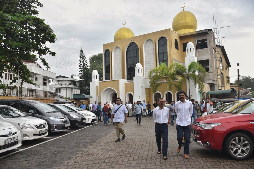 މެއި 23، 2018: ޑރ ޢަބްދުލްމަޖީދު ޢަބްދުލްބާރީގެ ޖަނާޒާގައި ބައިވެރިވެވަޑައިގަތުމަށްފަހު ކުރީގެ ރައީސް ނަޝީދު ވަޑައިގަންނަވަނީ. ޑރ ޢަބްދުލް މަޖީދުގެ ކަށުނަމާދުގައި ކޮލަމްބޯގައި ދިރިއުޅޭ ގިނަ އަދަދެއްގެ ދިވެހިން ވަނީ ބައިވެރިވެފައި -- ފޮޓޯ: މުއައްޒިން / ޓްވިޓާ