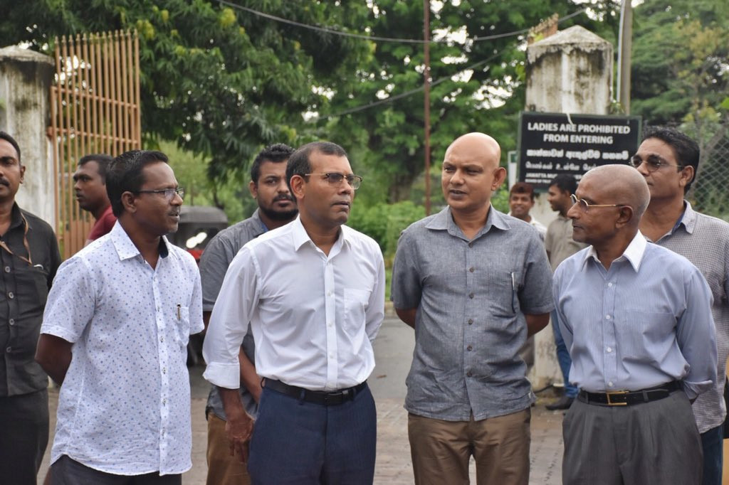 މެއި 23، 2018: ޑރ ޢަބްދުލް މަޖީދު ޢަބްދުލް ބާރީގެ ޖަނާޒާއަށް ވަޑައިގެން ކުރީގެ ރައީސް މުހައްމަދު ނަޝީދު ކަށުނަމާދުގައި ބައިވެރިވެވަޑައިގަތުމަށް މަޑުކޮށްލައްވައިގެން. ޑރ ޢަބްދުލް މަޖީދުގެ ކަށުނަމާދުގައި ކޮލަމްބޯގައި ދިރިއުޅޭ ގިނަ އަދަދެއްގެ ދިވެހިން ވަނީ ބައިވެރިވެފައި -- ފޮޓޯ: މުއައްޒިން / ޓްވިޓާ