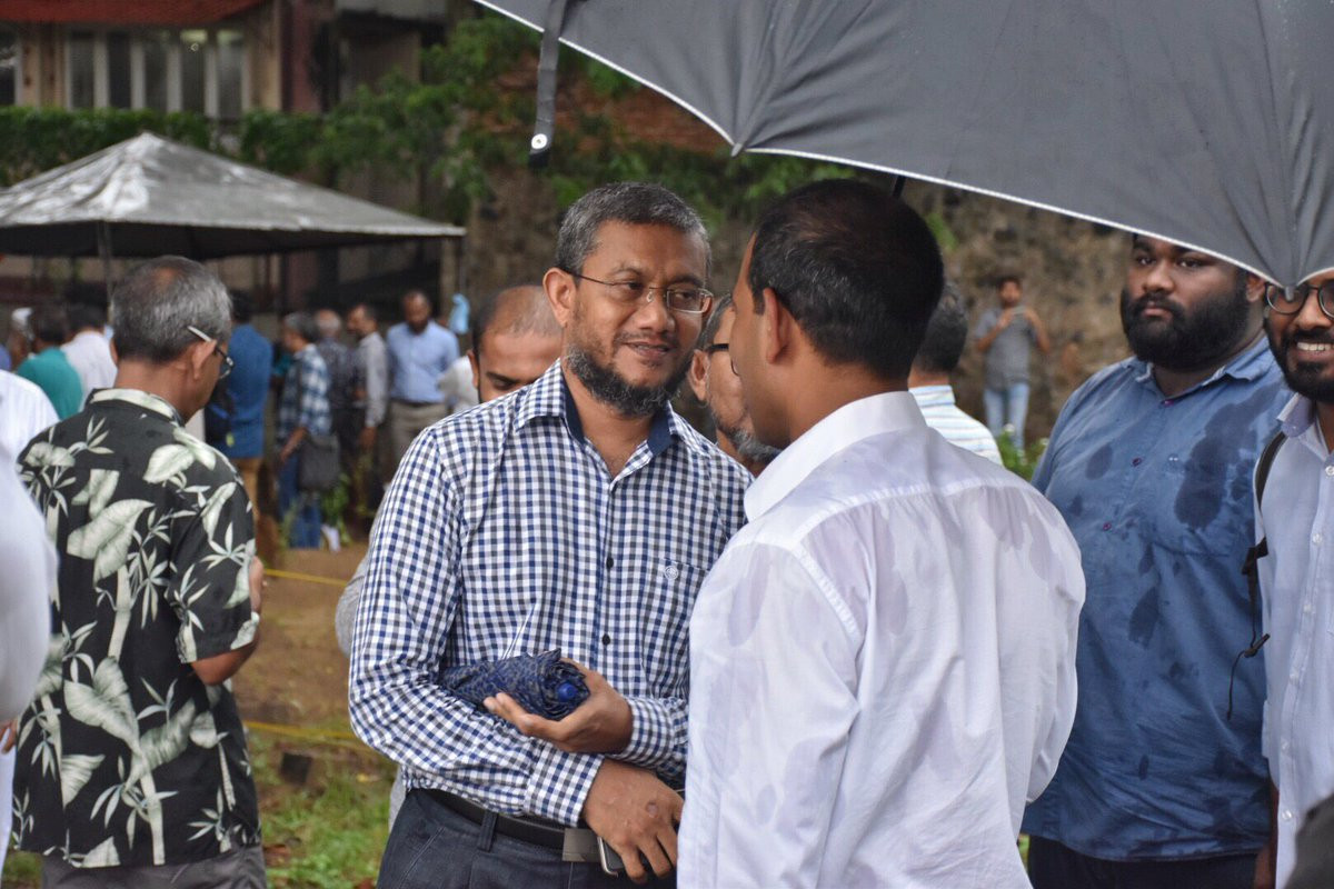 މެއި 23، 2018: ޑރ ޢަބްދުލް މަޖީދު ޢަބްދުލް ބާރީގެ ޖަނާޒާއަށް ވަޑައިގެން ކުރީގެ ރައީސް މުހައްމަދު ނަޝީދު ކަށުނަމާދުގައި ބައިވެރިވެވަޑައިގަތުމަށް މަޑުކޮށްލައްވައިގެން. ޑރ ޢަބްދުލް މަޖީދުގެ ކަށުނަމާދުގައި ކޮލަމްބޯގައި ދިރިއުޅޭ ގިނަ އަދަދެއްގެ ދިވެހިން ވަނީ ބައިވެރިވެފައި -- ފޮޓޯ: މުއައްޒިން / ޓްވިޓާ