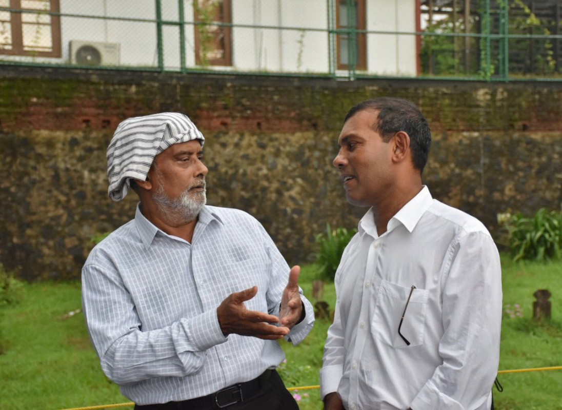 މެއި 23، 2018: ޑރ ޢަބްދުލް މަޖީދު ޢަބްދުލް ބާރީގެ ޖަނާޒާއަށް ވަޑައިގެން ކުރީގެ ރައީސް މުހައްމަދު ނަޝީދު ކަށުނަމާދުގައި ބައިވެރިވެވަޑައިގަތުމަށް މަޑުކޮށްލައްވައިގެން. ޑރ ޢަބްދުލް މަޖީދުގެ ކަށުނަމާދުގައި ކޮލަމްބޯގައި ދިރިއުޅޭ ގިނަ އަދަދެއްގެ ދިވެހިން ވަނީ ބައިވެރިވެފައި -- ފޮޓޯ: މުއައްޒިން / ޓްވިޓާ