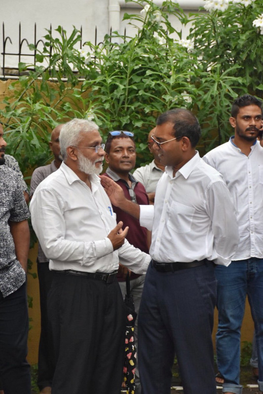 މެއި 23، 2018: ޑރ ޢަބްދުލް މަޖީދު ޢަބްދުލް ބާރީގެ ޖަނާޒާއަށް ވަޑައިގެން ކުރީގެ ރައީސް މުހައްމަދު ނަޝީދު ކަށުނަމާދުގައި ބައިވެރިވެވަޑައިގަތުމަށް މަޑުކޮށްލައްވައިގެން. ޑރ ޢަބްދުލް މަޖީދުގެ ކަށުނަމާދުގައި ކޮލަމްބޯގައި ދިރިއުޅޭ ގިނަ އަދަދެއްގެ ދިވެހިން ވަނީ ބައިވެރިވެފައި -- ފޮޓޯ: މުއައްޒިން / ޓްވިޓާ