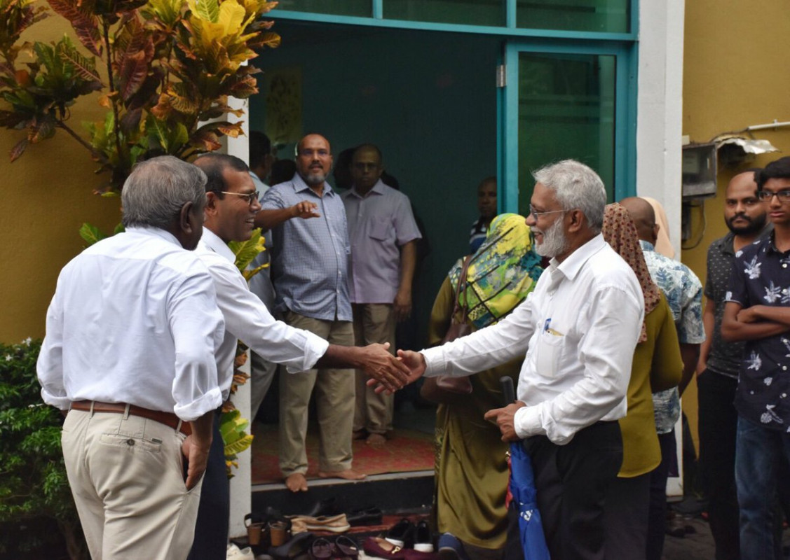 މެއި 23، 2018: ޑރ ޢަބްދުލް މަޖީދު ޢަބްދުލް ބާރީގެ ޖަނާޒާއަށް ވަޑައިގެން ކުރީގެ ރައީސް މުހައްމަދު ނަޝީދު ކަށުނަމާދުގައި ބައިވެރިވެވަޑައިގަތުމަށްފަހު ބައެއް ބޭފުޅުންނާއި ސަލާމް ކުރައްވަނީ. ޑރ ޢަބްދުލް މަޖީދުގެ ކަށުނަމާދުގައި ކޮލަމްބޯގައި ދިރިއުޅޭ ގިނަ އަދަދެއްގެ ދިވެހިން ވަނީ ބައިވެރިވެފައި. -- ފޮޓޯ: މުއައްޒިން / ޓްވިޓާ