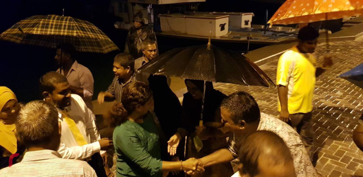 މެއި 23، 2018: ރައީސް ނަޝީދުގެ "ޖަޒީރާ ރައީސް" ކެމްޕެއިންގައި ޅ. ނައިފަރުގައި ބޭއްވި ޖަލްސާއަށް އެމްޑީޕީގެ އިސްވެރިން ވަޑައިގަންނަވަނީ