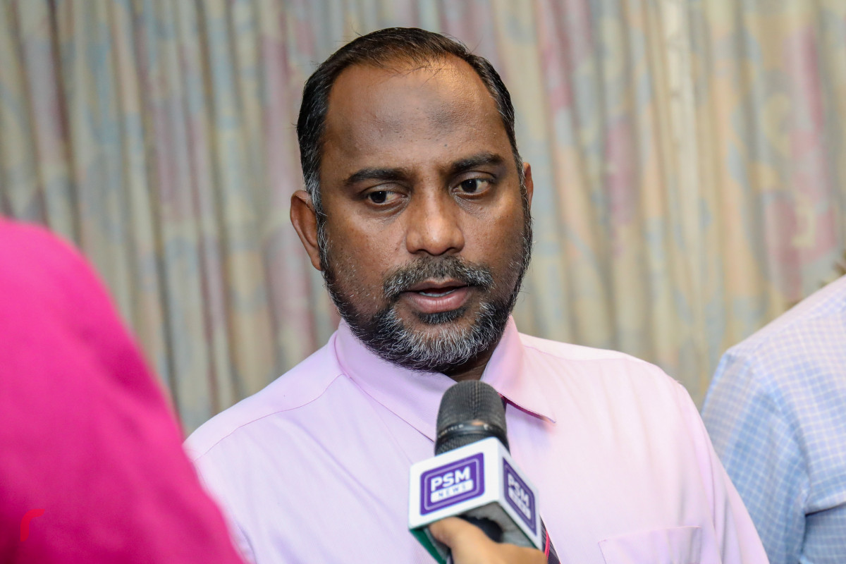 މެއި 24، 2018: ޑރ ޢަބްދުލް މަޖީދު ޢަބްދުލް ބާރީގެ ހަނދާނުގައި އިސްލާމިކް މިނިސްޓްރީން ތައުޒިޔާގެ ދަފްތަރެއް ހުޅުވުމާއި ގުޅިގެން ދަފްތަރުގައި ސޮއި ކުރެއްވުމަށްފަހު އިސްލާމިކް މިނިސްޓަރު ޒިޔާދު ބާގިރު ވާހަކަފުޅު ދައްކަވަނީ. -- ފޮޓޯ: މުހައްމަދު ޝަރުހާން / ރާއްޖެ އެމްވީ