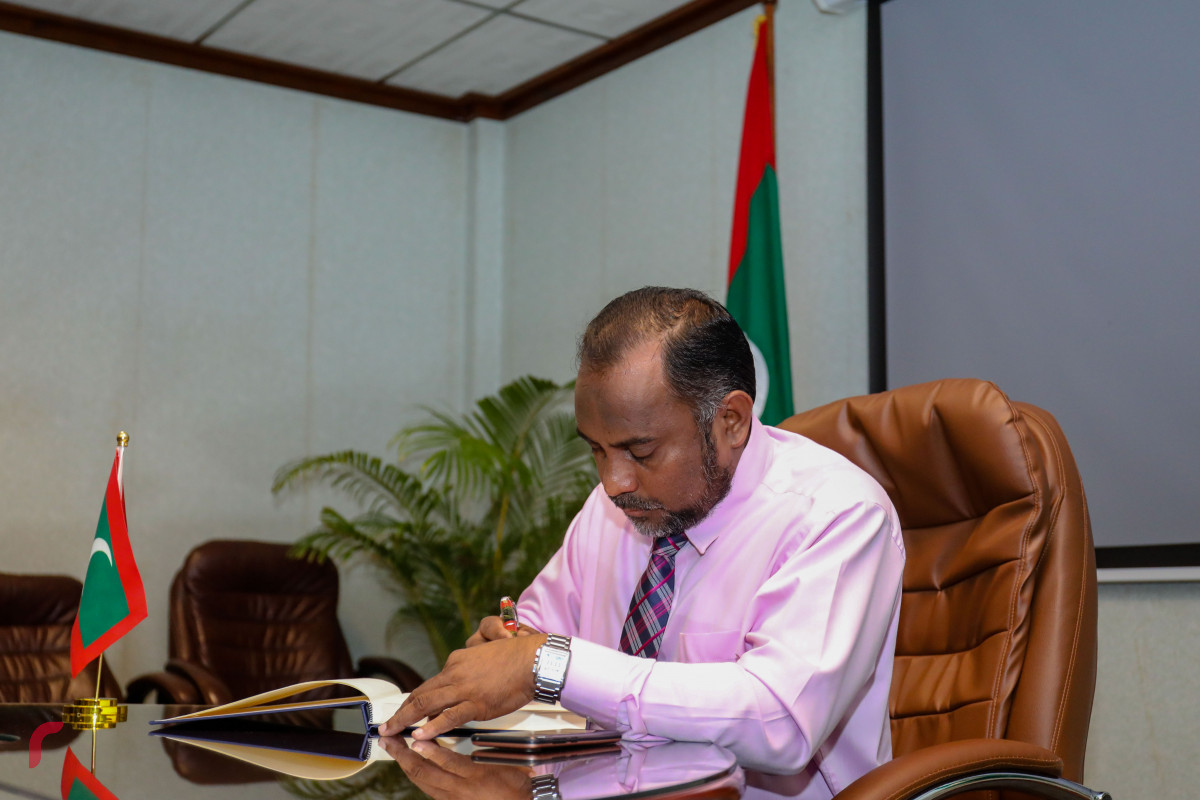 މެއި 24، 2018: ޑރ ޢަބްދުލް މަޖީދު ޢަބްދުލް ބާރީގެ ހަނދާނުގައި އިސްލާމިކް މިނިސްޓްރީން ތައުޒިޔާގެ ދަފްތަރެއް ހުޅުވުމާއި ގުޅިގެން ދަފްތަރުގައި އިސްލާމިކް މިނިސްޓަރު ޒިޔާދު ބާގިރު ލިޔުއްވަނީ -- ފޮޓޯ: މުހައްމަދު ޝަރުހާން / ރާއްޖެ އެމްވީ