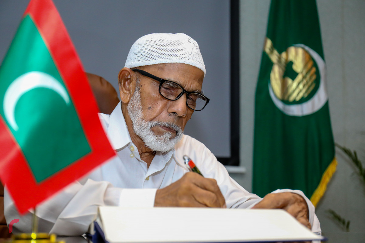 މެއި 24، 2018: ޑރ ޢަބްދުލް މަޖީދު ޢަބްދުލް ބާރީގެ ހަނދާނުގައި އިސްލާމިކް މިނިސްޓްރީން ތައުޒިޔާގެ ދަފްތަރެއް ހުޅުވުމާއި ގުޅިގެން ދަފްތަރުގައި ޝެއިޙް އުސްމާން ލިޔުއްވަނީ. ޑރ ޢަބްދުލް މަޖީދު ޢަބްދުލް ބާރީއަކީ ރާއްޖޭގެ އެންމެ ފުރަތަމަ އިސްލާމިކް މިނިސްޓަރު . -- ފޮޓޯ: މުހައްމަދު ޝަރުހާން / ރާއްޖެ އެމްވީ