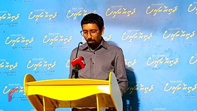 މެއި 24، 2018:އެމްޑީޕީގެ ރިޔާސީ ޕްރައިމަރީގައި ވާދަކުރައްވާ ކުރީގެ ރައީސް މުހައްމަދު ނަޝީދަށް ތާއިދު ހޯދުމަށް ދުވާފަރުގައި ބޭއްވި ޖަލްސާގައި ގިނަ ބަޔަކު ބައިވެރިވި