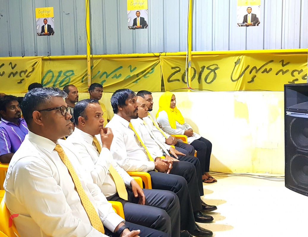 މެއި 24، 2018:އެމްޑީޕީގެ ރިޔާސީ ޕްރައިމަރީގައި ވާދަކުރައްވާ ކުރީގެ ރައީސް މުހައްމަދު ނަޝީދަށް ތާއިދު ހޯދުމަށް ދުވާފަރުގައި ބޭއްވި ޖަލްސާގައި ގިނަ ބަޔަކު ބައިވެރިވި