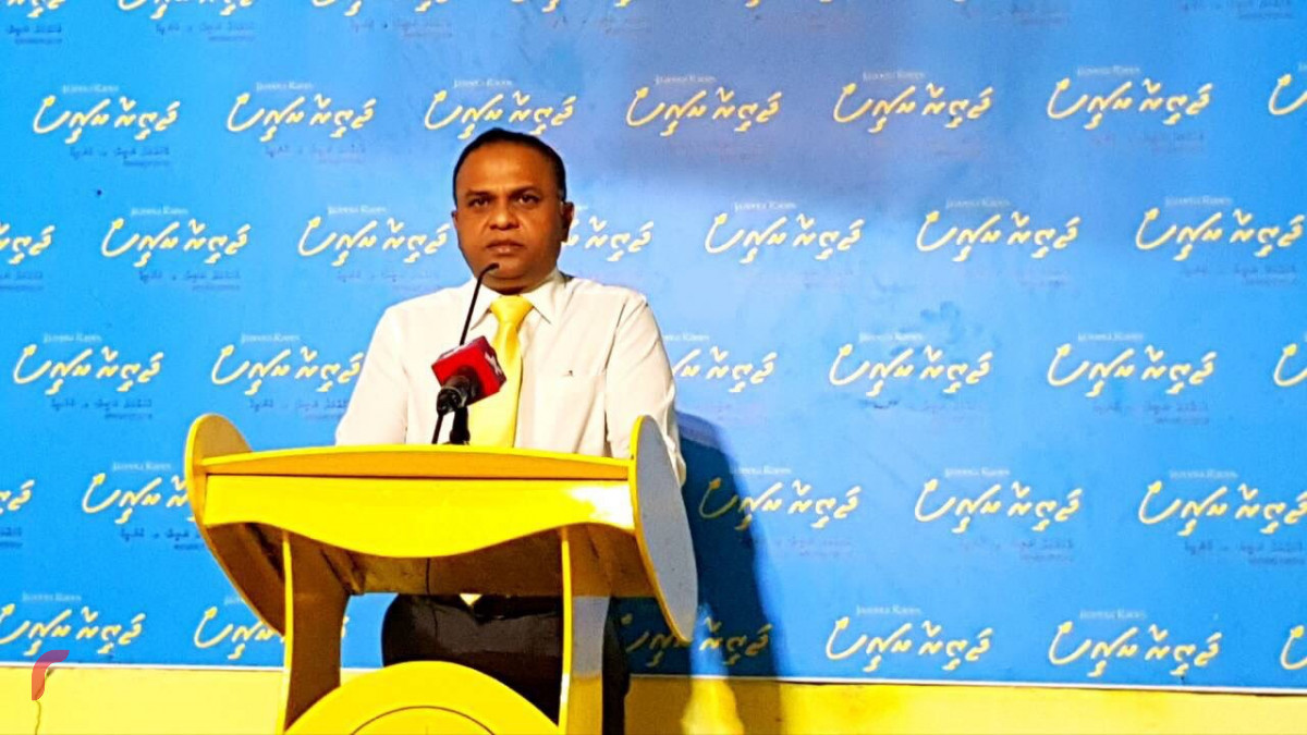 މެއި 24، 2018:އެމްޑީޕީގެ ރިޔާސީ ޕްރައިމަރީގައި ވާދަކުރައްވާ ކުރީގެ ރައީސް މުހައްމަދު ނަޝީދަށް ތާއިދު ހޯދުމަށް ދުވާފަރުގައި ބޭއްވި ޖަލްސާގައި ގިނަ ބަޔަކު ބައިވެރިވި