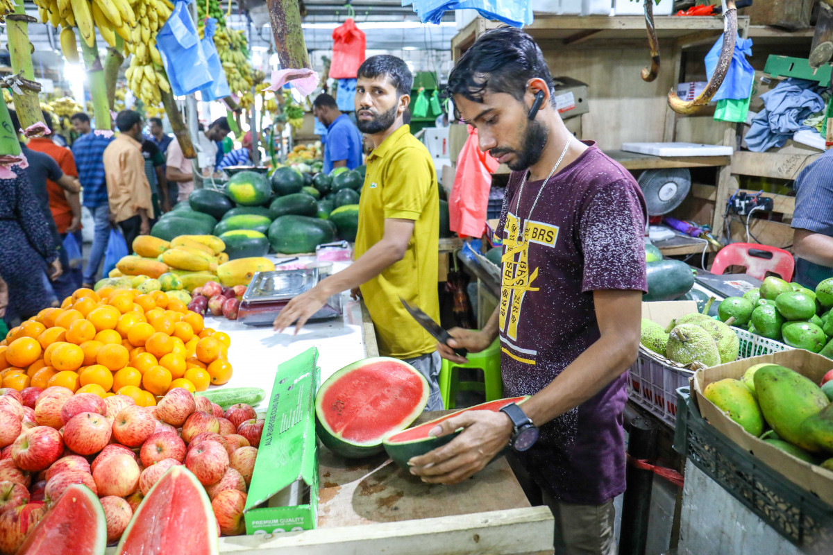 މެއި 25، 2018: މާލޭ ލޯކަލް މާރުކޭޓު: ބައެއް ތަކެތި ލިބުން ދަތިވެ ތަކެތީގެ އަގު ވަނީ އުފުލިފައި ވާއިރު، މި ރޯދަ މަހު އެންމެ ގިނައިން ވިކެނީ ކުރީ އަހަރުތަކެކޭ ވެސް އެއްގޮތަށް ކަރާ-- ފޮޓޯ: މުހައްމަދު ޝަރުހާން