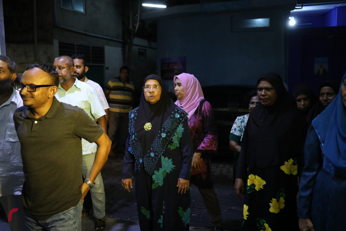 މެއި 27، 2018:މެއި 27، 2018: އެމްޑީޕީގެ ރިޔާސީ ޕްރައިމަރީގައި ވާދަކުރައްވާ ކުރީގެ ރައީސް މުހައްމަދު ނަޝީދުގެ ކެމްޕޭން ޖަގަހައެއް ހުޅުވުމަށް އާދީއްތަ ދުވަހުގެ ރޭ ބޭއްވި ރަސްމިއްޔާތުގެ ތެރެއިން -- ފޮޓޯ: މުހައްމަދު ޝަރުހާން