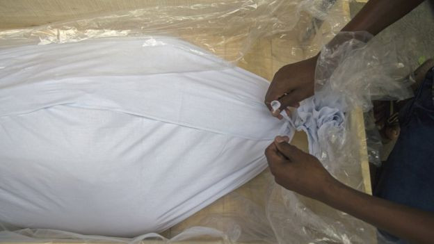 އޮޕަރޭޝަންގައި މަރުވި މީހެއް ޑާކާގެ މެޑިކަލް ކޮލެޖްގައި ސަންދޯކަށް ލާފައި