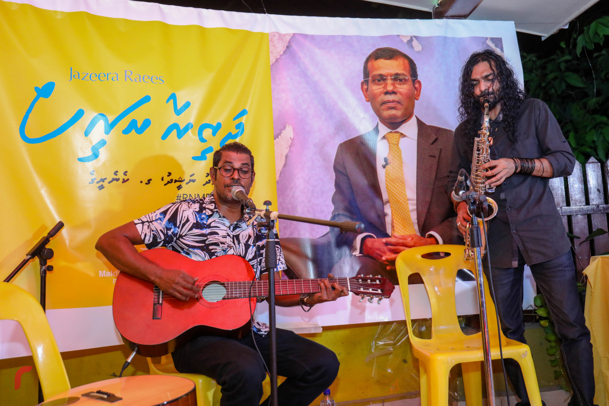 މެއި 28، 2018:އެމްޑީޕީގެ ޕްރައިމަރީ ކެމްޕެއިންގައި ޒުވާނުންނާ ބައްދަލުކުރަން ހޭންގްއައުޓްގައި ބޭއްވި އިވެންޓްގައި މަޝްހޫރު ލަވަކިޔުންތެރިޔާ މުހައްމަދު މާޖިދު (މެޒޯ މޯޑް) ލަވައެއް ކިޔަނީ. -- ފޮޓޯ: މުހައްމަދު ޝަރުހާން / ރާއްޖެ އެމްވީ