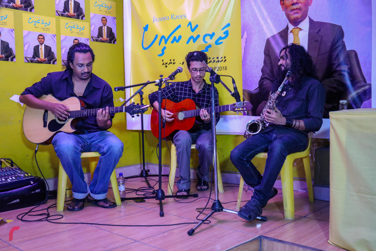 މެއި 28، 2018: މެއި 28، 2018:އެމްޑީޕީގެ ޕްރައިމަރީ ކެމްޕެއިންގައި ޒުވާނުންނާ ބައްދަލުކުރަން ހޭންގްއައުޓްގައި ބޭއްވި އިވެންޓްގެ ތެރެއިން -- ފޮޓޯ: މުހައްމަދު ޝަރުހާން / ރާއްޖެ އެމްވީ