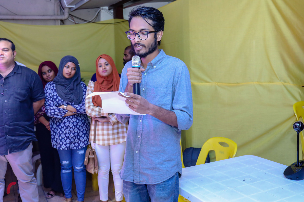 މެއި 28، 2018:މެއި 28، 2018: މެއި 28، 2018:އެމްޑީޕީގެ ޕްރައިމަރީ ކެމްޕެއިންގައި ޒުވާނުންނާ ބައްދަލުކުރަން ހޭންގްއައުޓްގައި ބޭއްވި އިވެންޓްގައި ޒުވާން ޅެންވެރިއެއް ހަދާފައިވާ ޅެމެއް ސްކައިޕް މެދުވެރިކޮށް ރައީސް ނަޝީދަށް ކިޔާދެނީ -- ފޮޓޯ: މުހައްމަދު ޝަރުހާން / ރާއްޖެ އެމްވީ