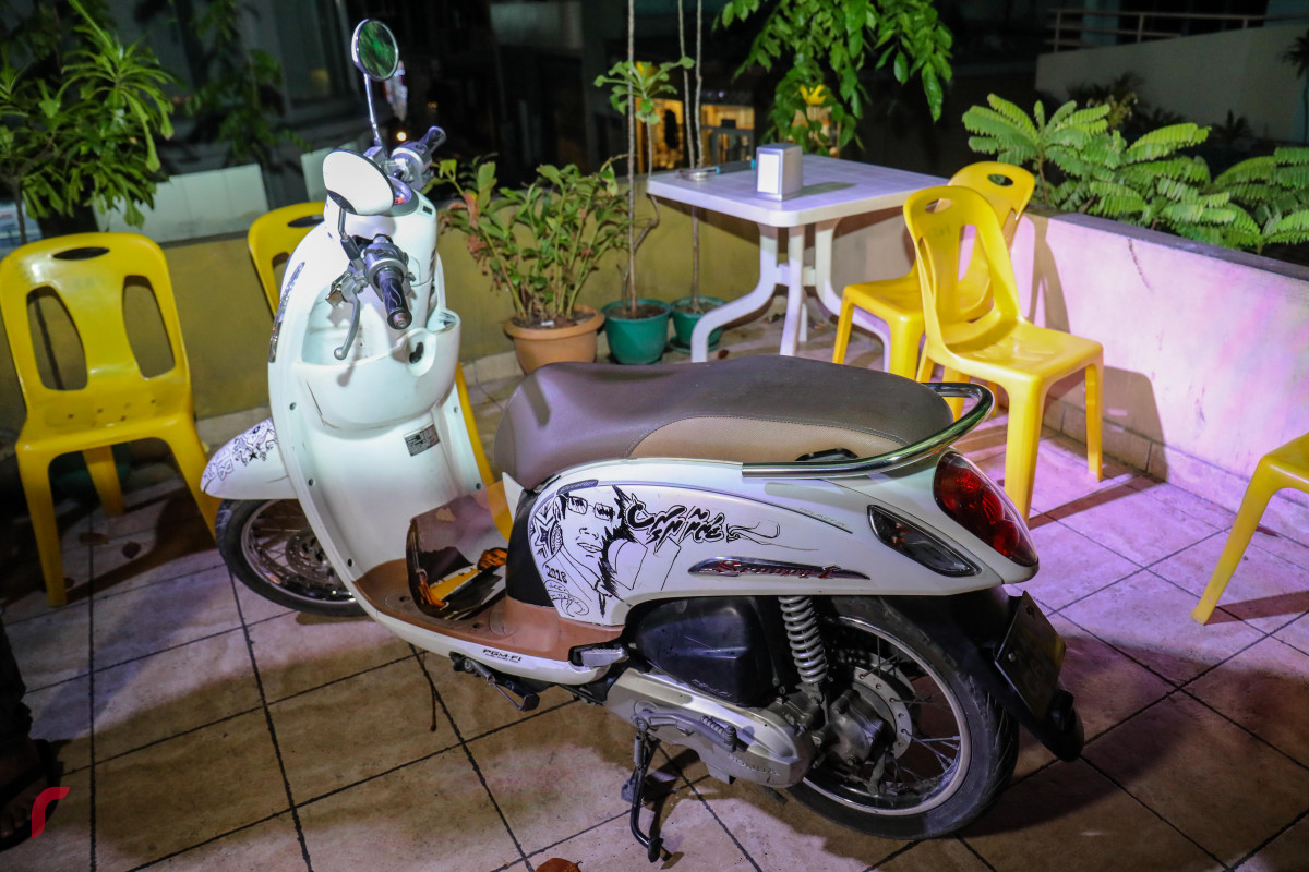 މެއި 28، 2018: އެމްޑީޕީއިން ރިޔާސީ އިންތިހާބަށް ކުރަމުންގެންދާ "ޖަޒީރާ ރައީސް" ކެމްޕެއިންގެ ތެރެއިން ހޭންގްއައުޓް ކެފޭގައި ކުރިއަށްގެންދިޔަ ހަރަކާތުގައި ޒުވާން އާޓިސްޓަކު ސައިކަލެއްގައި ރައީސް ނަޝީދުގެ ފޮޓޯ ކުރަހާފައި -- ފޮޓޯ: މުހައްމަދު ޝަރުހާން / ރާއްޖެ އެމްވީ