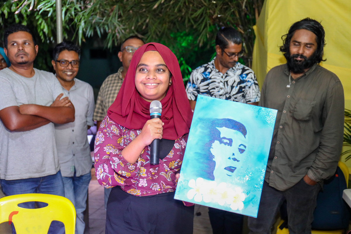 މެއި 28، 2018:އެމްޑީޕީގެ ޕްރައިމަރީ ކެމްޕެއިންގައި ޒުވާނުންނާ ބައްދަލުކުރަން ހޭންގްއައުޓްގައި ބޭއްވި އިވެންޓްގައި، ޒުވާން އާޓިސްޓަކު ކުރަހާފައިވާ ކުރެހުމެއް ސްކައިޕް މެދުވެރިކޮށް ރައީސް ނަޝީދުއަށް ދައްކާލަނީ -- ފޮޓޯ: މުހައްމަދު ޝަރުހާން / ރާއްޖެ އެމްވީ