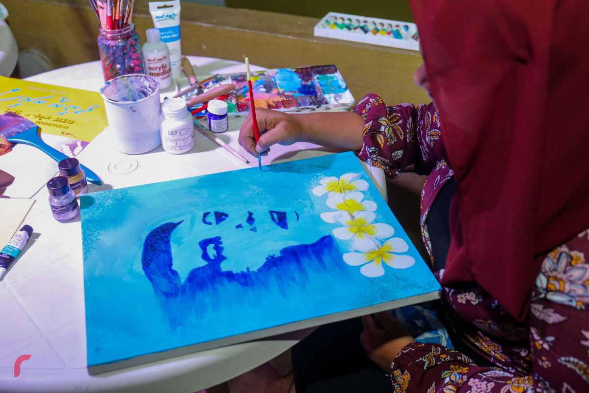 މެއި 28، 2018:އެމްޑީޕީގެ ޕްރައިމަރީ ކެމްޕެއިންގައި ޒުވާނުންނާ ބައްދަލުކުރަން ހޭންގްއައުޓްގައި ބޭއްވި އިވެންޓްގައި، ޒުވާން އާޓިސްޓަކު ރައީސް ނަޝީދުގެ ފޮޓޯއެއް ކުރަނީ-- ފޮޓޯ: މުހައްމަދު ޝަރުހާން / ރާއްޖެ އެމްވީ