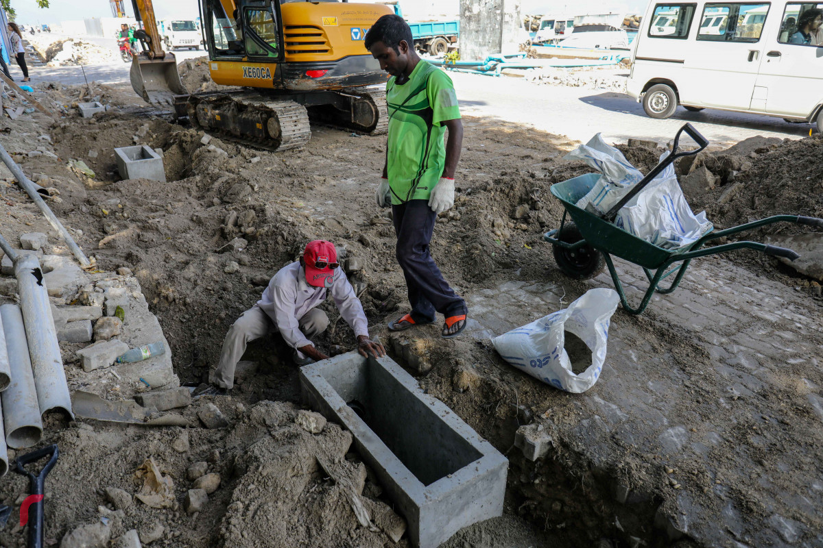 29 މެއި 2018: ބްރިޖްއާއި ގުޅޭ މަގުހަދައި ފުޅާކުރުމަށް ބޮޑުތަކުރުފާނުމަގު ދުވާ ޓްރެކް ސަރަހައްދުގެ މަގު މަރާމާތުކުރުމަށް މީހުންތަކެއް މަސައްކަތް ކުރަނީ: މާލޭގެ ބޮޑެތި މަގުތަކުގައި މިފަދަ ބޮޑެތި ވަޅުގަނޑު ހުރުމުގެ ސަބަބުން ދުއްވާ އެއްޗިއްސަށާއި މީހުންނަށް ބޮޑެތި ގެއްލުންތަކެއްދަނީ ވަމުން -- ފޮޓޯ: މުހައްމަދު ޝަރުހާން / ރާއްޖެ އެމްވީ