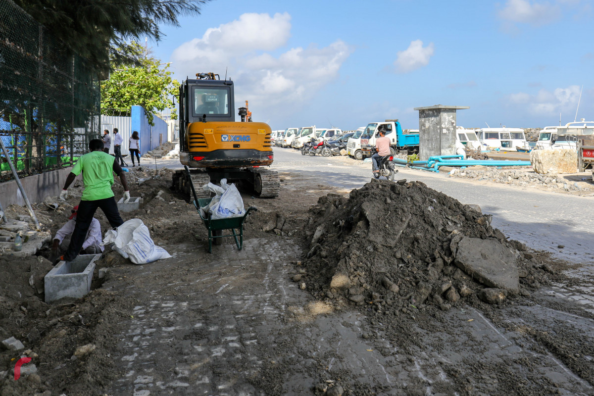 29 މެއި 2018: ބްރިޖްއާއި ގުޅޭ މަގުހަދައި ފުޅާކުރުމަށް ބޮޑުތަކުރުފާނުމަގު ދުވާ ޓްރެކް ސަރަހައްދުގެ މަގު މަރާމާތުކުރުމަށް މީހުންތަކެއް މަސައްކަތް ކުރަނީ: މާލޭގެ ބޮޑެތި މަގުތަކުގައި މިފަދަ ބޮޑެތި ވަޅުގަނޑު ހުރުމުގެ ސަބަބުން ދުއްވާ އެއްޗިއްސަށާއި މީހުންނަށް ބޮޑެތި ގެއްލުންތަކެއްދަނީ ވަމުން -- ފޮޓޯ: މުހައްމަދު ޝަރުހާން / ރާއްޖެ އެމްވީ