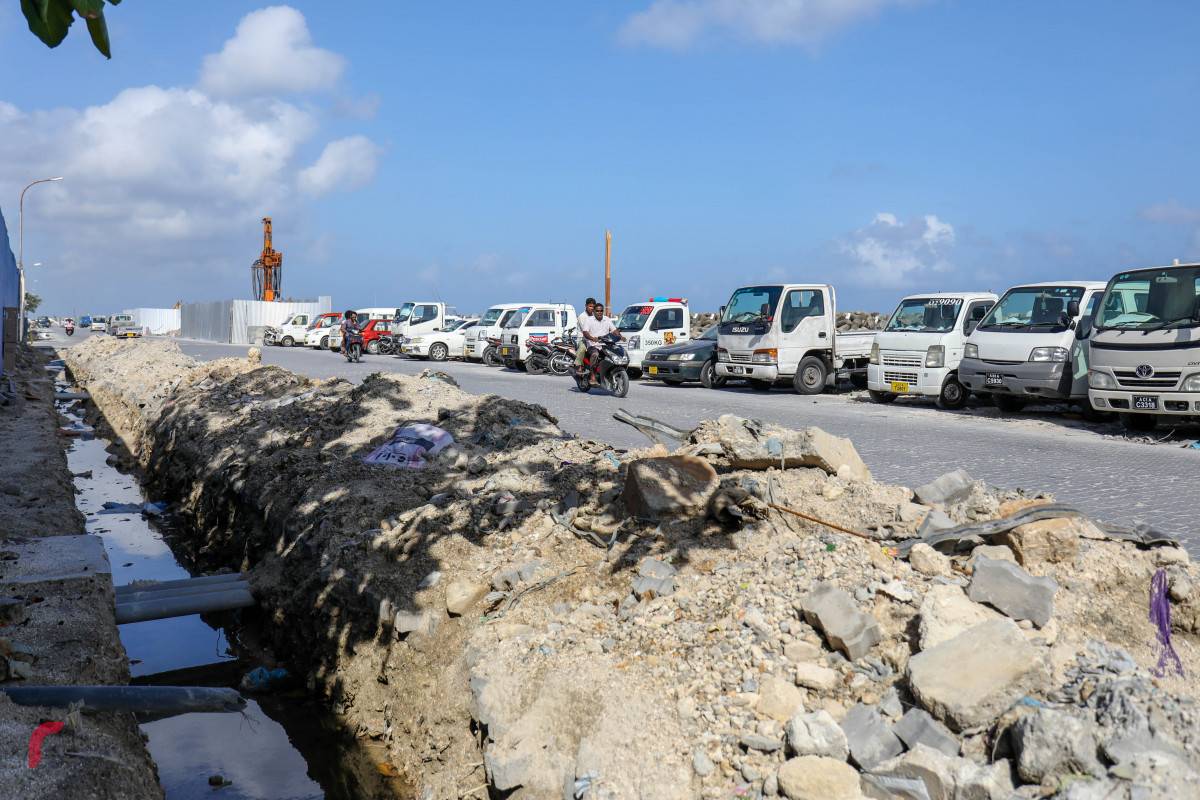 29 މެއި 2018: ބްރިޖްއާއި ގުޅޭ މަގު ހަދައި ފުޅާކުރުމަށް ބޮޑުތަކުރުފާނުމަގުގެ އެއް ފަރާތުގައި ފުން މަގެއް ކޮނެފައި، -- ފޮޓޯ: މުހައްމަދު ޝަރުހާން / ރާއްޖެ އެމްވީ
