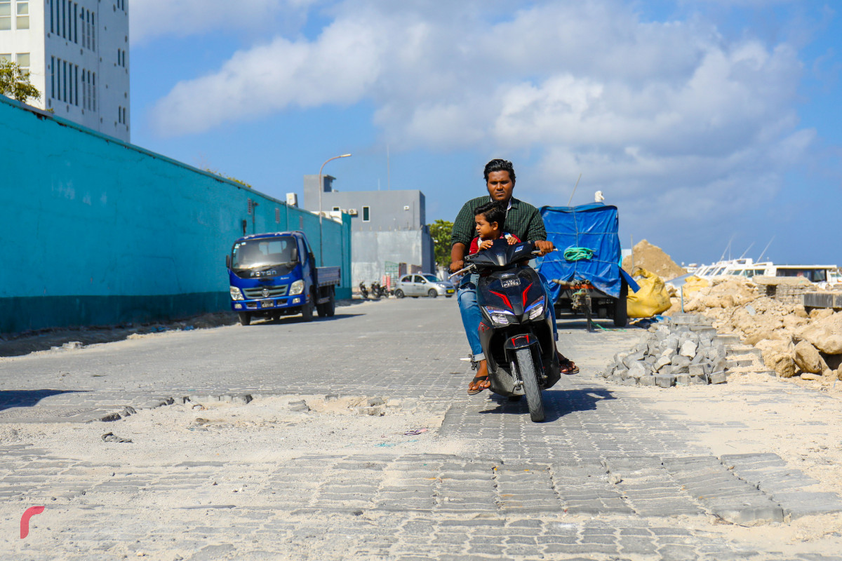 29 މެއި 2018: 29 މެއި 2018: ބްރިޖްއާއި ގުޅޭ މަގުހަދައި ފުޅާކުރުމަށް ބޮޑުތަކުރުފާނުމަގު ހެދިފައިވާ ބޮޑު ވަޅުގަނޑެއްކައިރިން މީހަކު ސައިކަލްގައި އަންނަނީ -- ފޮޓޯ: މުހައްމަދު ޝަރުހާން / ރާއްޖެ އެމްވީ