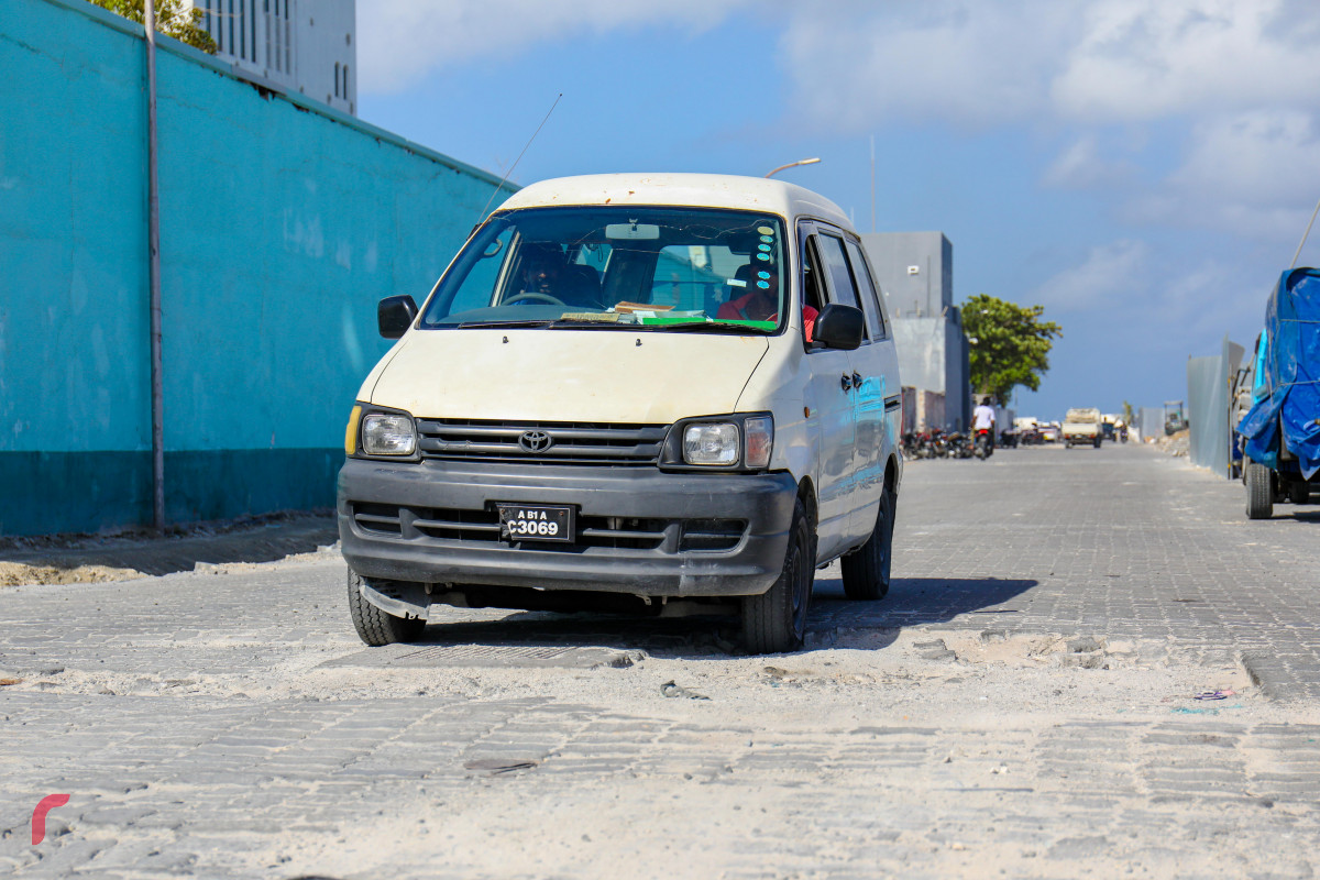 29 މެއި 2018: ބްރިޖްއާއި ގުޅޭ މަގުހަދައި ފުޅާކުރުމަށް ބޮޑުތަކުރުފާނުމަގު ހެދިފައިވާ ބޮޑު ވަޅުގަނޑެއް: މާލޭގެ ބޮޑެތި މަގުތަކުގައި މިފަދަ ބޮޑެތި ވަޅުގަނޑު ހުރުމުގެ ސަބަބުން ދުއްވާ އެއްޗިއްސަށާއި މީހުންނަށް ބޮޑެތި ގެއްލުންތަކެއް ދަނީ ލިބެމުން -- ފޮޓޯ: މުހައްމަދު ޝަރުހާން / ރާއްޖެ އެމްވީ