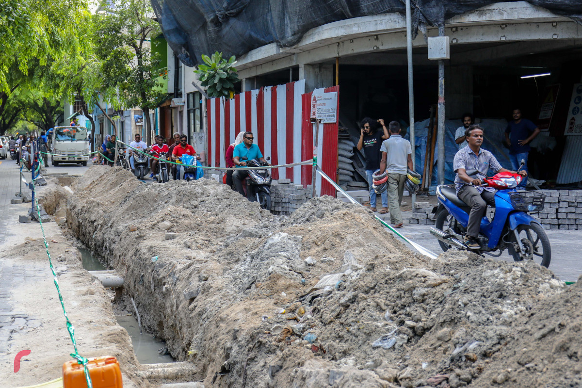 29 މެއި 2018: އަމީނީމަގުގައި ހޮޅިއެއް ވަޅުލުމަށް މަގު ކޮނެފައި: މިފަދަ މަސައްކަތަށް ދާއިމީ ހައްލެއް ބޭނުންވޭ -- ފޮޓޯ| މުހައްމަދު ޝަރުހާން / ރާއްޖެ އެމްވީ