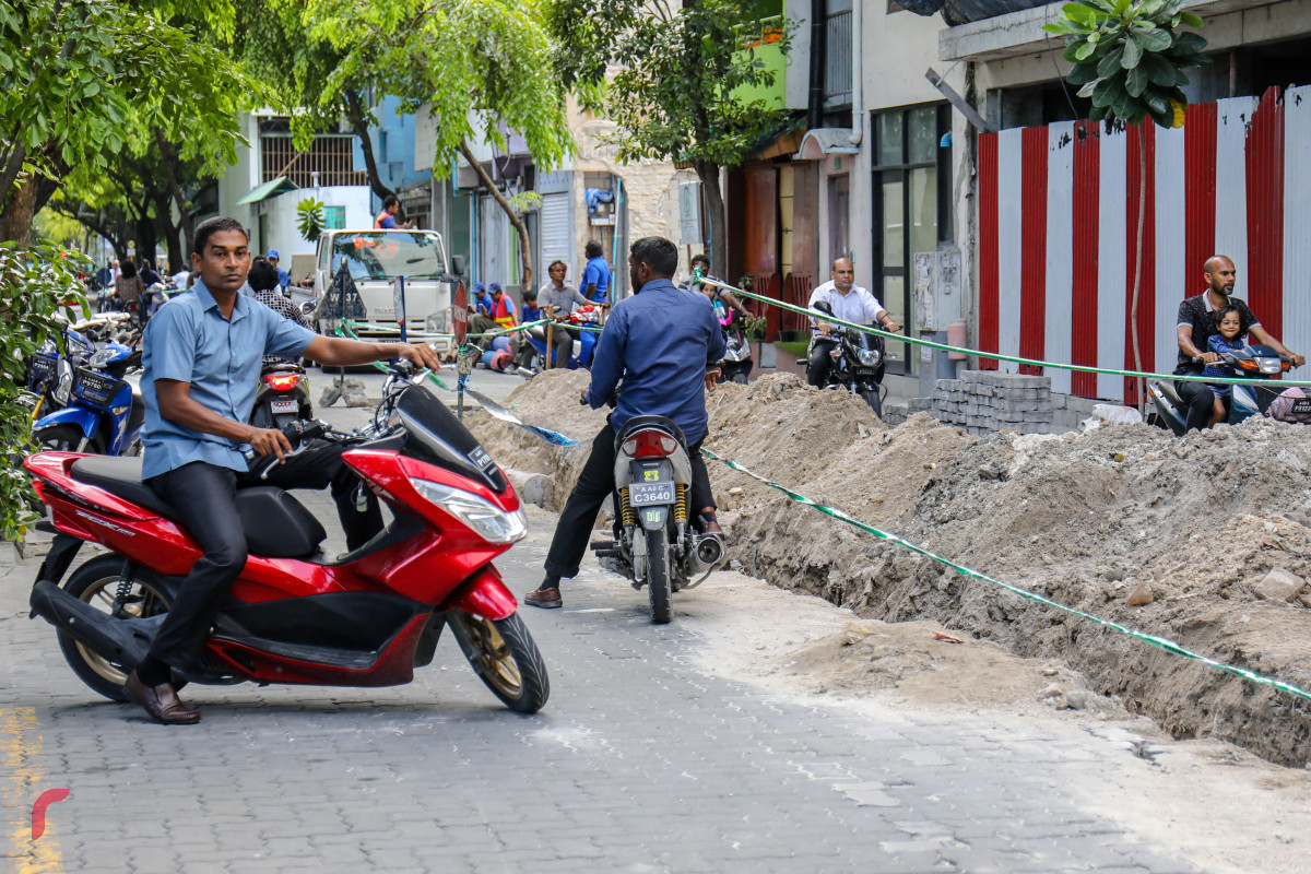 29 މެއި 2018: އަމީނީމަގުގައި ހޮޅިއެއް ވަޅުލުމަށް މަގު ކޮނެފައި: މިފަދަ މަސައްކަތަށް ދާއިމީ ހައްލެއް ބޭނުންވޭ -- ފޮޓޯ| މުހައްމަދު ޝަރުހާން / ރާއްޖެ އެމްވީ