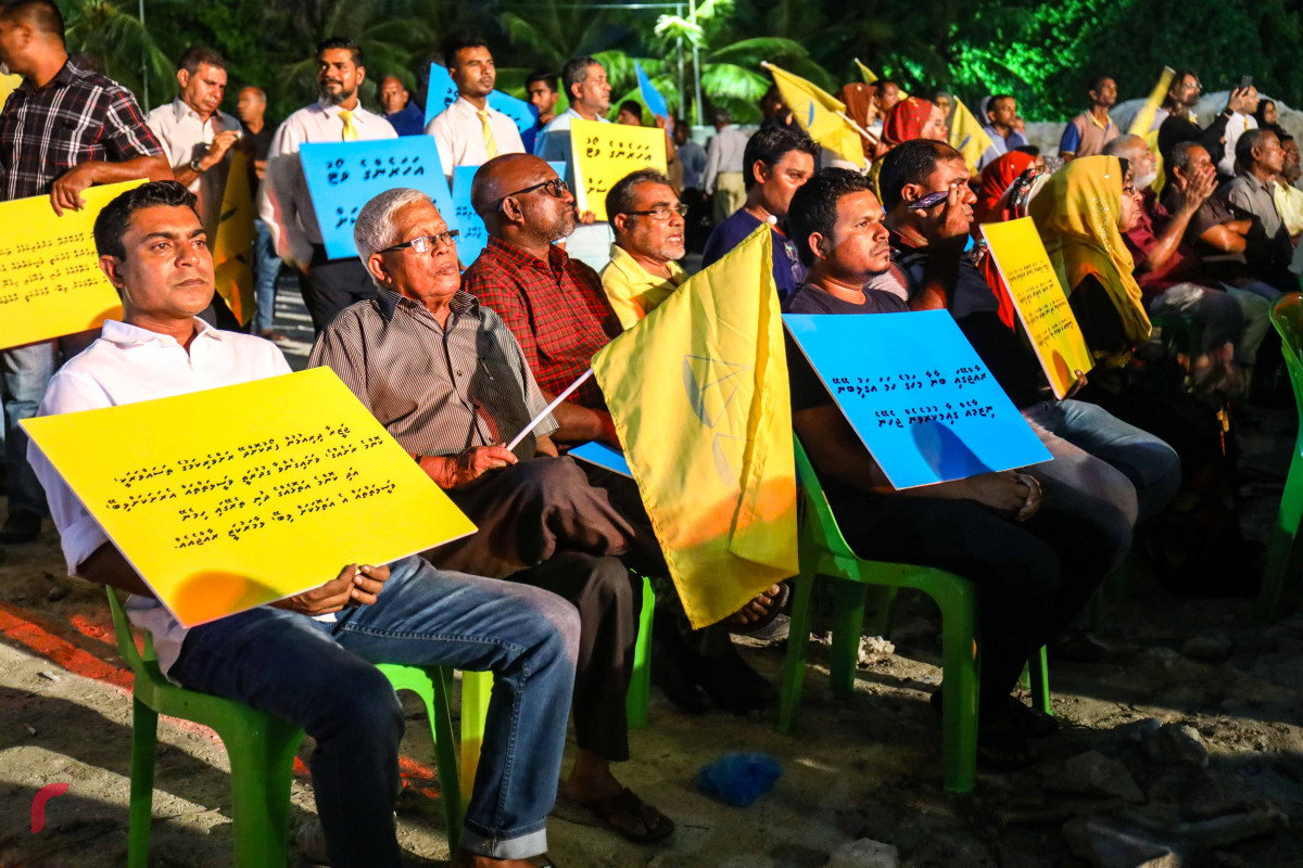 މެއި 29، 2018: އެމްޑީޕީގެ ރިޔާސީ ކެނޑިޑޭޓް މުހައްމަދު ނަޝީދުގެ ޕްރައިމަރީ ކެމްޕެއިން " ޖަޒީރާ ރައީސް" ނިންމާލުމަށް ބޭއްވި ޖަލްސާގެ ތެރެއިން، މި ޖަލްސާގައި އެމްޑީޕީގެ ގިނަ އިސް ވެރިންނާއި އެމްޑިޕީއަށް ތާއީދުކުރާ ގިނަ ފަރާތްތަކަކުން ވަނީ ބައިވެރިވެވަޑައިގެންފައި -- ފޮޓޯ: މުހައްމަދު ޝަރުހާން