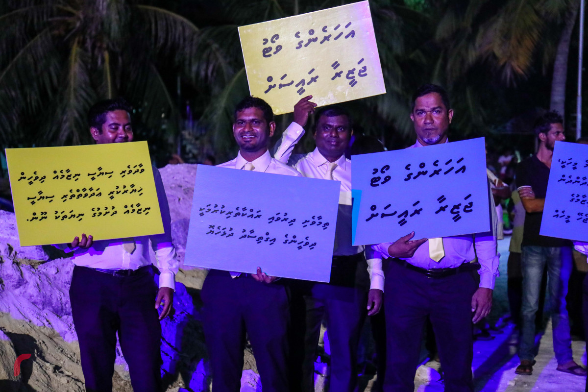 މެއި 29، 2018: އެމްޑިޕީ ރިޔާސީ ކެނޑިޑޭޓް ރައީސް ނަޝީދުގެ ކެމްޕެއިންގެ ނިމުން ފާހަގަކުރަން ބޭއްވި ޖަލްސާގައި ސަޕޯޓަރުން ޕޯސްޓަރުތައް ހިފައިގެން -- ފޮޓޯ: މުހައްމަދު ޝަރުހާން