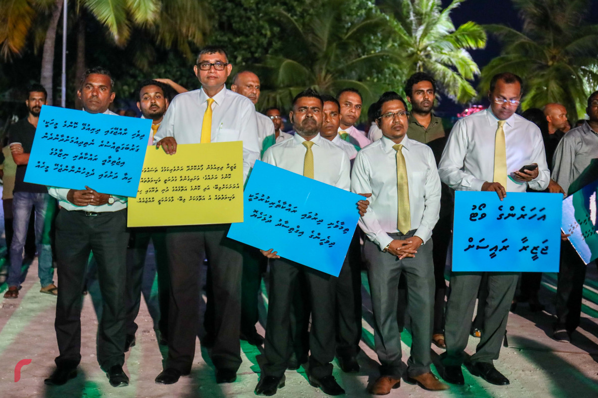 މެއި 29، 2018: އެމްޑިޕީ ރިޔާސީ ކެނޑިޑޭޓް ރައީސް ނަޝީދުގެ ކެމްޕެއިންގެ ނިމުން ފާހަގަކުރަން ބޭއްވި ޖަލްސާގައި ސަޕޯޓަރުން ޕޯސްޓަރުތައް ހިފައިގެން -- ފޮޓޯ: މުހައްމަދު ޝަރުހާން