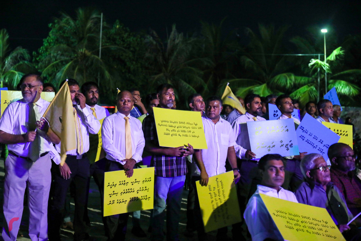 މެއި 29، 2018: އެމްޑިޕީ ރިޔާސީ ކެނޑިޑޭޓް ރައީސް ނަޝީދުގެ ކެމްޕެއިންގެ ނިމުން ފާހަގަކުރަން ބޭއްވި ޖަލްސާގައި ސަޕޯޓަރުން ޕޯސްޓަރުތައް ހިފައިގެން -- ފޮޓޯ: މުހައްމަދު ޝަރުހާން