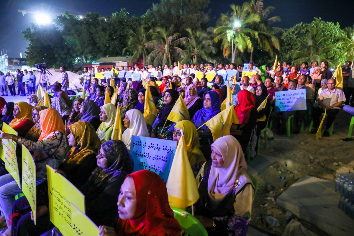 މެއި 29، 2018: އެމްޑިޕީ ރިޔާސީ ކެނޑިޑޭޓް ރައީސް ނަޝީދުގެ ކެމްޕެއިންގެ ނިމުން ފާހަގަކުރަން ބޭއްވި ޖަލްސާގައި ސަޕޯޓަރުން ޕޯސްޓަރުތައް ހިފައިގެން -- ފޮޓޯ: މުހައްމަދު ޝަރުހާން