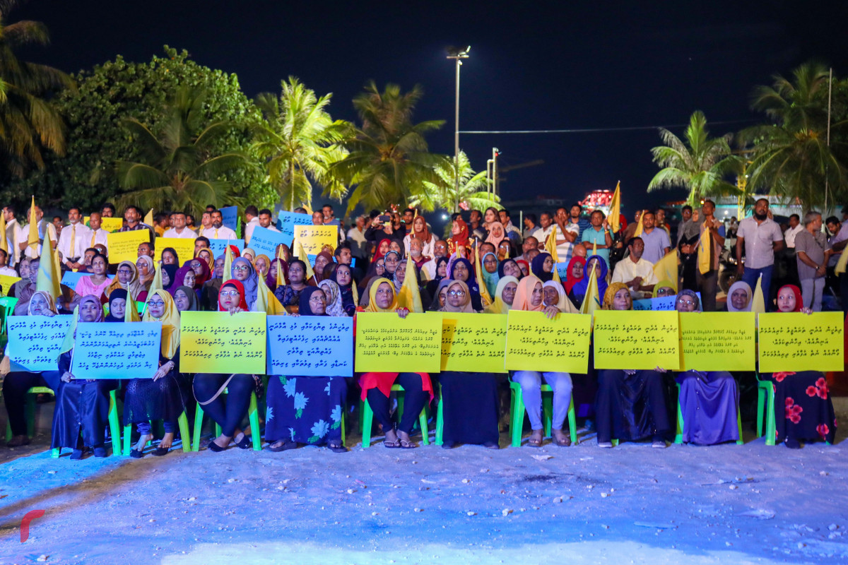 މެއި 29، 2018: އެމްޑިޕީ ރިޔާސީ ކެނޑިޑޭޓް ރައީސް ނަޝީދުގެ ކެމްޕެއިންގެ ނިމުން ފާހަގަކުރަން ބޭއްވި ޖަލްސާގައި ސަޕޯޓަރުން ޕޯސްޓަރުތައް ހިފައިގެން -- ފޮޓޯ: މުހައްމަދު ޝަރުހާން