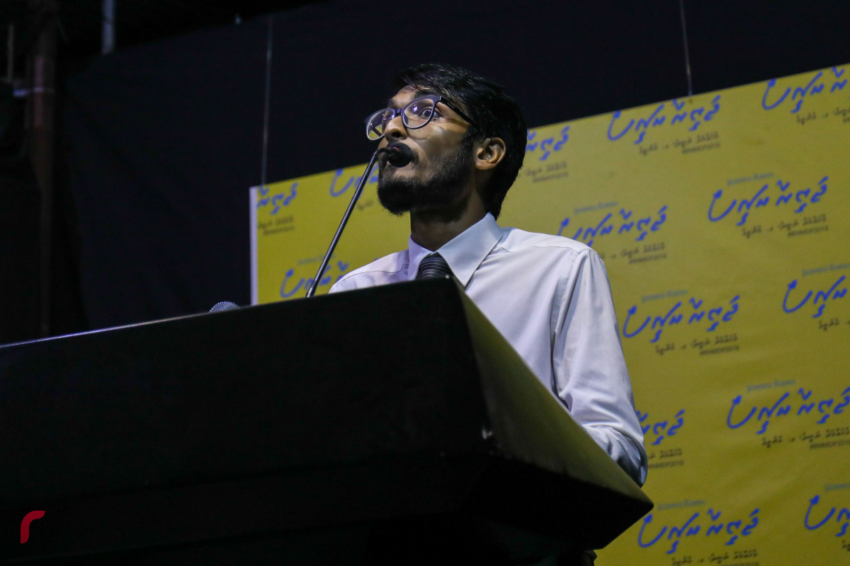 މެއި 29، 2018: އެމްޑިޕީ ރިޔާސީ ކެނޑިޑޭޓް ރައީސް ނަޝީދުގެ ކެމްޕެއިންގެ ނިމުން ފާހަގަކުރަން ބޭއްވި ޖަލްސާގައި ޒުވާނަކު ވާހަކަ ދައްކަވަނި -- ފޮޓޯ: މުހައްމަދު ޝަރުހާން