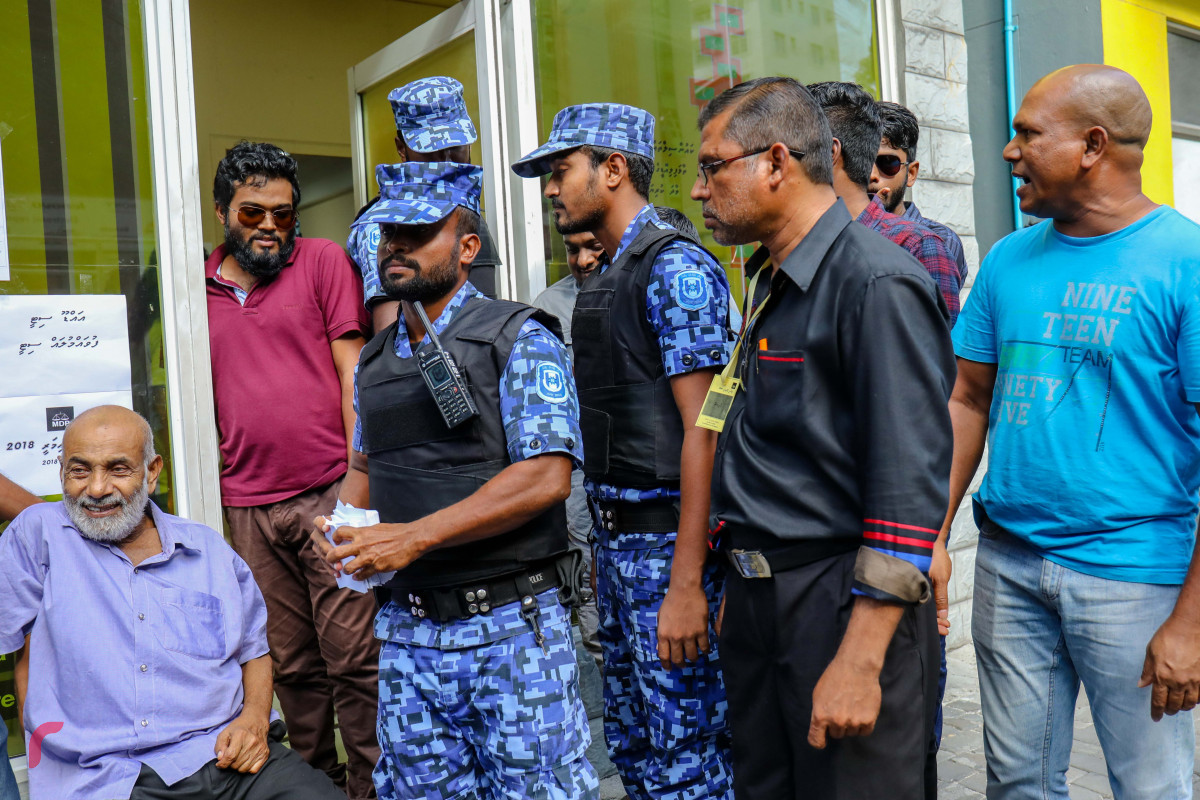 މެއި 30، 2018:  އެމްޑީޕީއިން ރިޔާސީ އިންތިހާބާއި ދިމާކޮށް ކުރިއަށްގެންދިޔަ ޕްރައިމެރީ ހުއްޓުވުމަށް ފުލުހުން އެމްޑީޕީ ހަރުގެއަައް ކޯޓުއަމުރަކާ އެކު ވަދެ ފުލުހުން ވަނީ ވޯޓު ފޮށިތަކާއި ވޯޓު ކަރުދާސްތައް ގެންގޮސްފައި-- ފޮޓޯ: މުހައްމަދު ޝަރުހާން