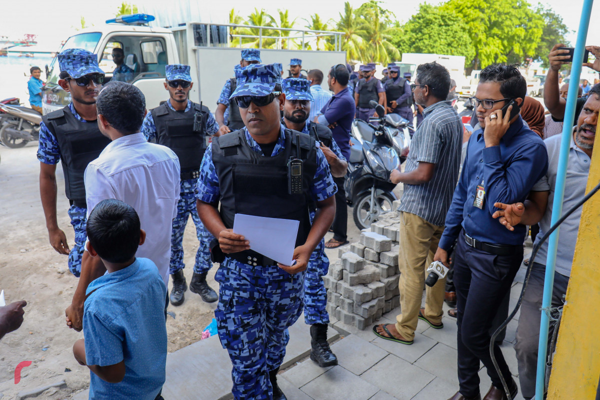 މެއި 30، 2018: އެމްޑީޕީއިން ރިޔާސީ އިންތިހާބާ ދިމާކޮށް ކުރިއަށްގެންދިޔަ ޕްރައިމެރީ ހުއްޓުވުމަށް ފުލުހުން އެމްޑީޕީ ހަރުގެއަައް ކޯޓުއަމުރަކާ އެކު ވަންނަނީ-- ފޮޓޯ: މުހައްމަދު ޝަރުހާން