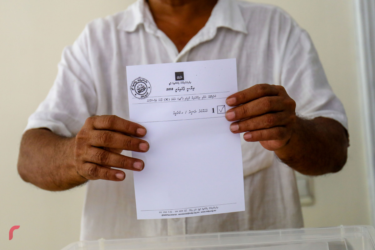 މެއި 30، 2018: އެމްޑީޕީއިން ރިޔާސީ އިންތިހާބާއި ދިމާކޮށް ކުރިއަށްގެންދިޔަ ޕްރައިމެރީގެ ވޯޓު ކަރުދާސްކޮޅު ދައްކާލަނީ، ޕްރައިމަރީ އަށް ކުރިމަތިލެއްވީ ރައީސް ނަޝީދު އެކަނި- ފޮޓޯ: މުހައްމަދު ޝަރުހާން