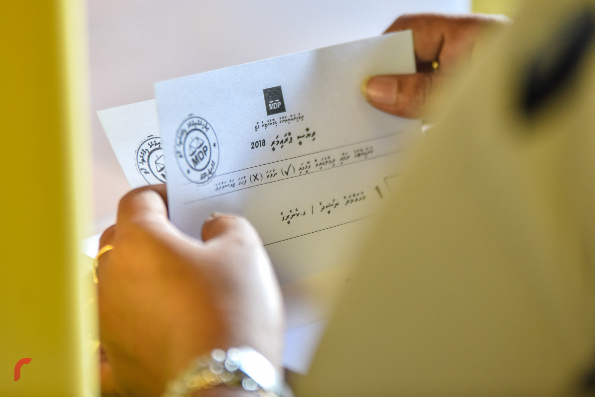 މެއި 30، 2018: އެމްޑީޕީއިން ރިޔާސީ އިންތިހާބާއި ދިމާކޮށް ކުރިއަށްގެންދިޔަ ޕްރައިމެރީގައި މީހަކު ވޯޓުލުމަށް ތައްޔާރުވަނީ، ކޯޓުއަމުރެއްގެ ދަށުން ފުލުުހުން ވަނީ އެމްޑީޕީގެ ވޯޓުލުން ހުއްޓުވާފައި-- ފޮޓޯ: މުހައްމަދު ޝަރުހާން