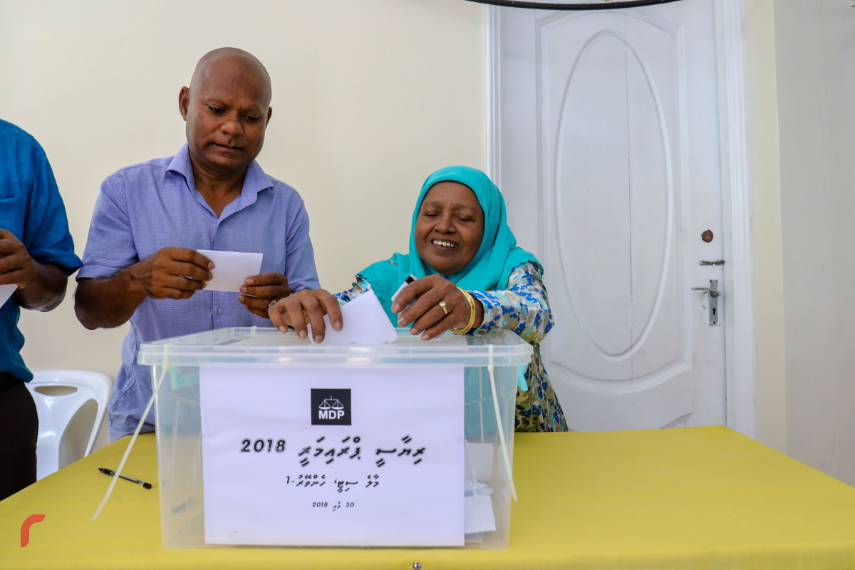 މެއި 30، 2018: އެމްޑީޕީއިން ރިޔާސީ އިންތިހާބާ ދިމާކޮށް ކުރިއަށްގެންދިޔަ ޕްރައިމެރީގައި މީހަކު ވޯޓުލަނީ، ކޯޓުއަމުރެއްގެ ދަށުން ފުލުުހުން ވަނީ އެމްޑީޕީގެ ވޯޓުލުން ހުއްޓުވާފައި-- ފޮޓޯ: މުހައްމަދު ޝަރުހާން