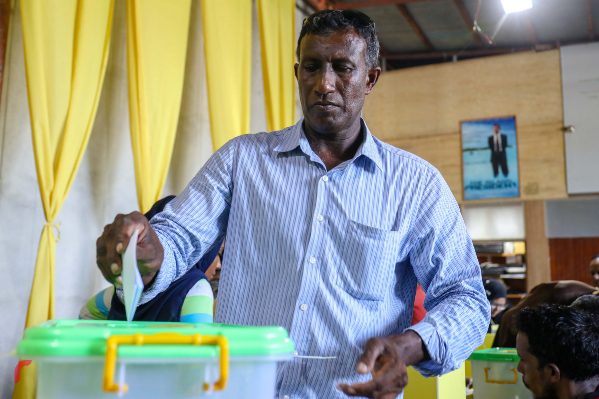 މެއި 30، 2018: އެމްޑީޕީއިން ރިޔާސީ އިންތިހާބާ ދިމާކޮށް ކުރިއަށްގެންދިޔަ ޕްރައިމެރީގައި މީހަކު ވޯޓުލަނީ، ކޯޓުއަމުރެއްގެ ދަށުން ފުލުުހުން ވަނީ އެމްޑީޕީގެ ވޯޓުލުން ހުއްޓުވާފައި-- ފޮޓޯ: މުހައްމަދު ޝަރުހާން