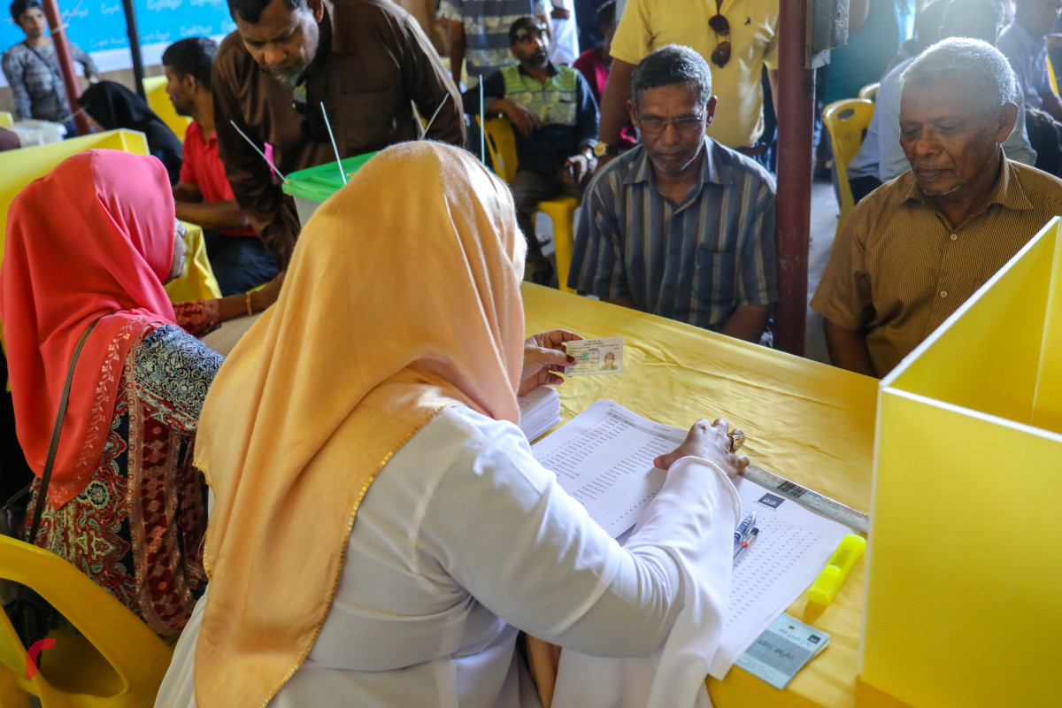 މެއި 30، 2018: އެމްޑީޕީއިން ރިޔާސީ އިންތިހާބާ ދިމާކޮށް ކުރިއަށްގެންދިޔަ ޕްރައިމެރީގައި މީހަކު ވޯޓުލަނީ، ކޯޓުއަމުރެއްގެ ދަށުން ފުލުުހުން ވަނީ އެމްޑީޕީގެ ވޯޓުލުން ހުއްޓުވާފައި-- ފޮޓޯ: މުހައްމަދު ޝަރުހާން