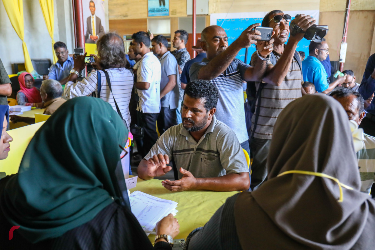 މެއި 30، 2018: އެމްޑިޕީއިން ރިޔާސީ އިންތިހާބާ ދިމާކޮށް ކުރިއަށްގެންދިޔަ ޕްރައިމެރީގައި މީހަކު ވޯޓުލަނީ، ކޯޓުއަމުރެއްގެ ދަށުން ފުލުުހުން ވަނީ އެމްޑީޕީގެ ވޯޓުލުން ހުއްޓުވާފައި-- ފޮޓޯ: މުހައްމަދު ޝަރުހާން