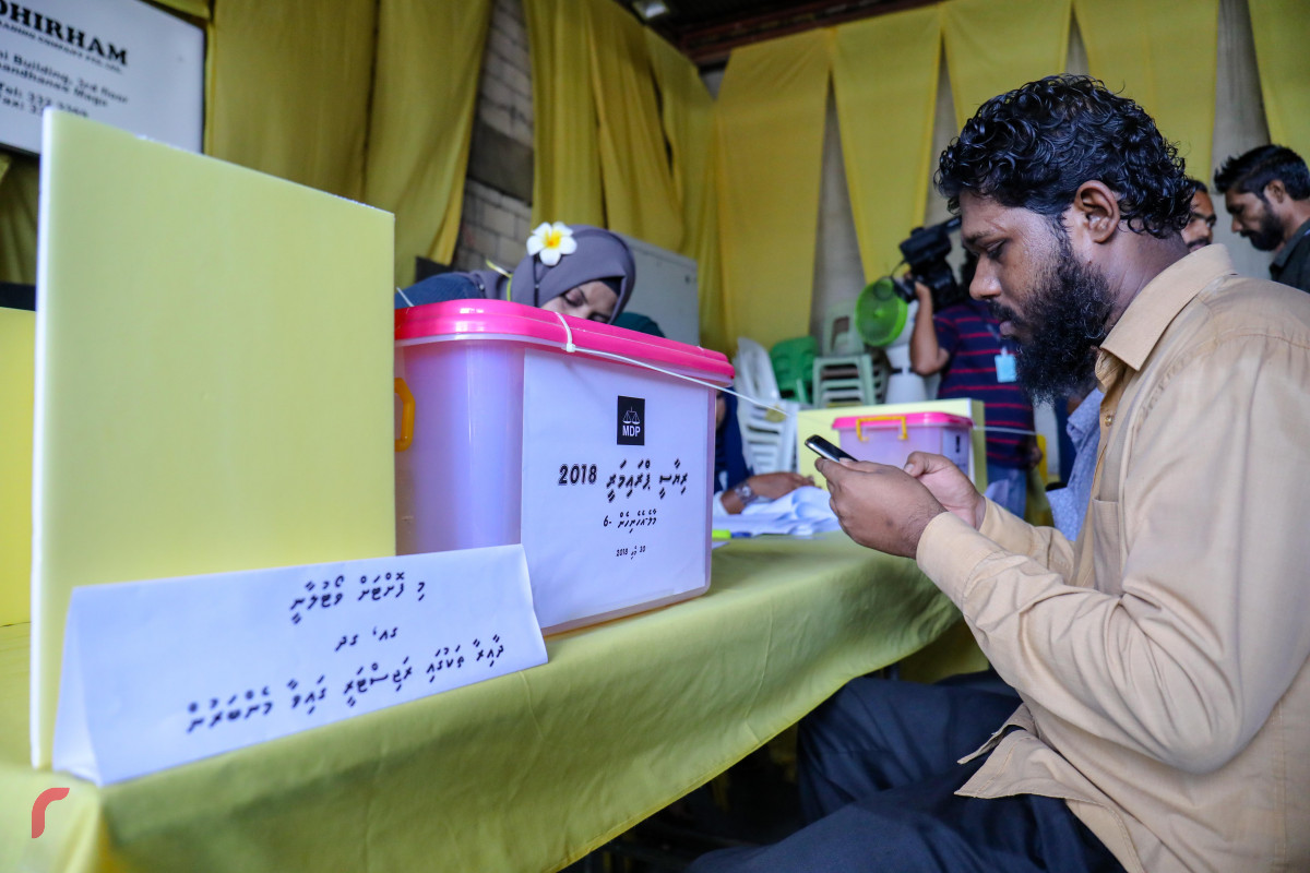 މެއި 30، 2018: އެމްޑިޕީއިން ރިޔާސީ އިންތިހާބާ ދިމާކޮށް ކުރިއަށްގެންދިޔަ ޕްރައިމެރީގައި މީހަކު ވޯޓުލަނީ، ކޯޓުއަމުރެއްގެ ދަށުން ފުލުުހުން ވަނީ އެމްޑީޕީގެ ވޯޓުލުން ހުއްޓުވާފައި-- ފޮޓޯ: މުހައްމަދު ޝަރުހާން